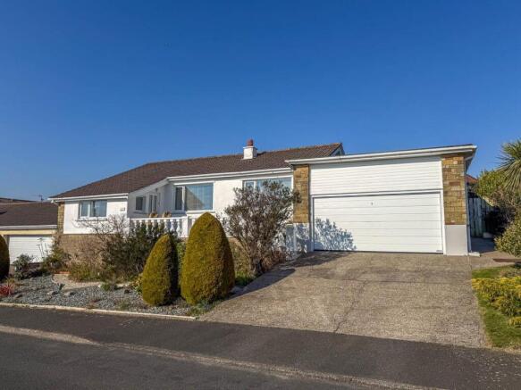 41 Howe Road, Onchan (2).jpg