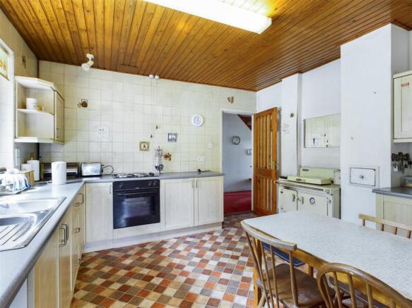 Kitchen (2).jpg