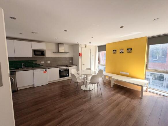 5 bed House to rent Image 2