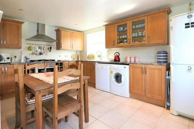 FITTED KITCHEN / DINER