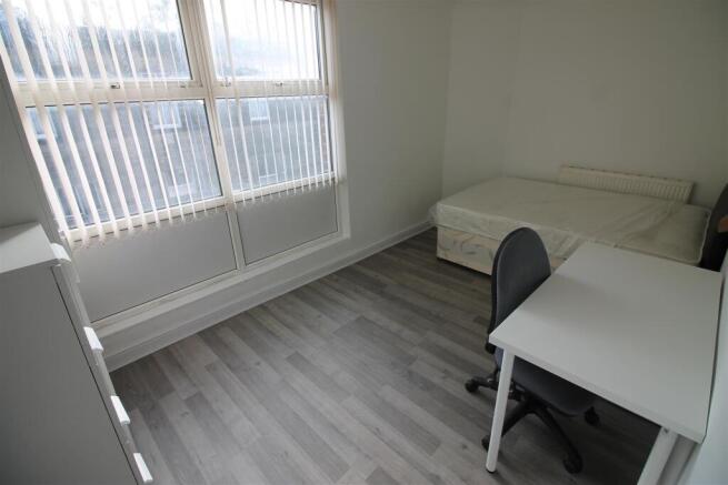5 bed House to rent Image 5