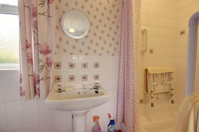 Ensuite to Bed 1