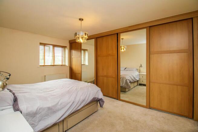 4 bed Town House for sale Image 9