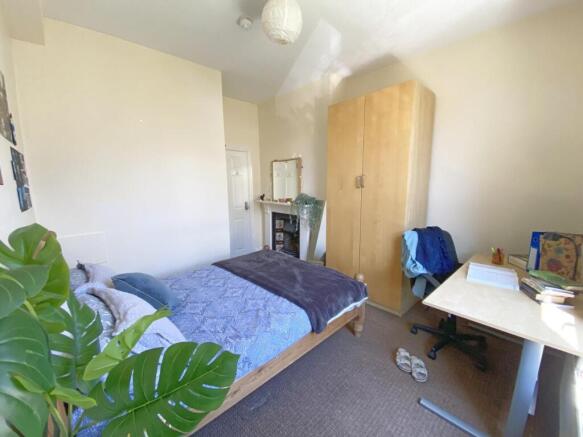 Bright, tidy double bedroom with a comfortable ...