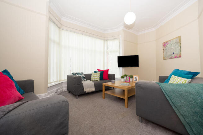 8 bed End of Terrace to rent Image 4