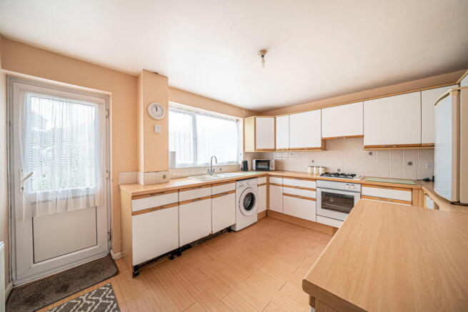 Woodlands, Overton, Basingstoke, RG25 3HW photo 4