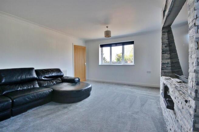 4 bed Detached for sale Image 7