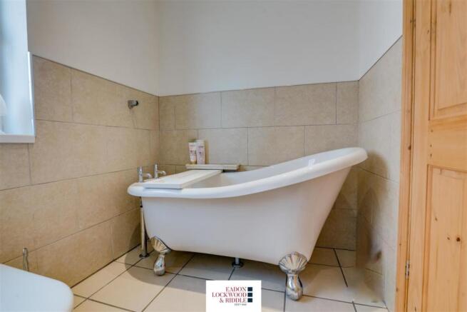 Bathroom 1-2.jpg