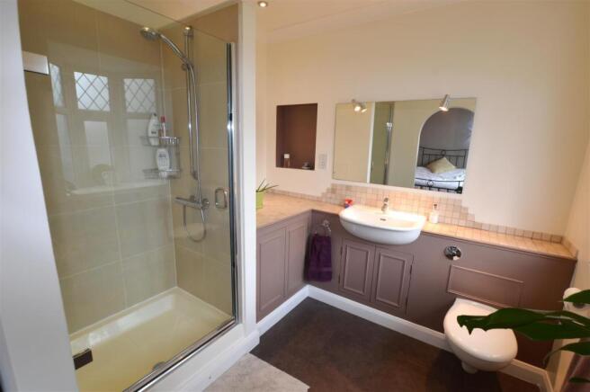 EN-SUITE SHOWER ROOM: