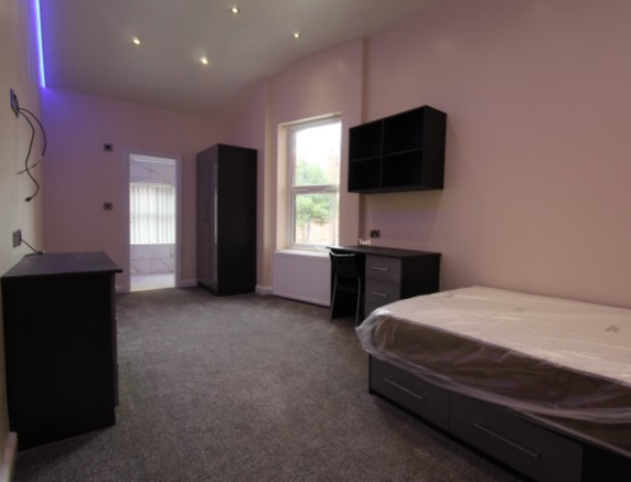 4 bed Apartment to rent Image 5
