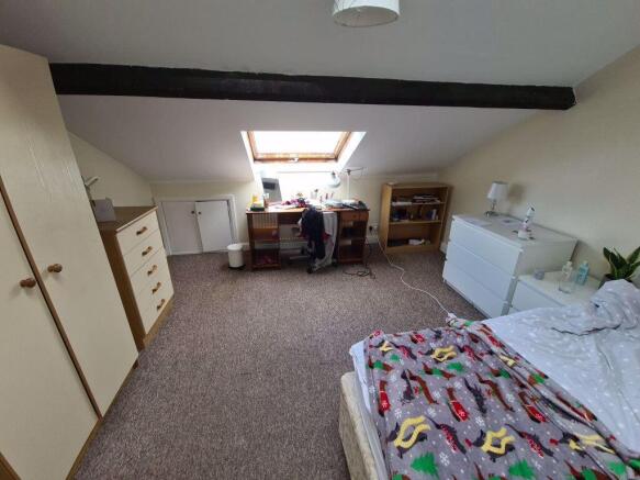 Bright, cosy attic double bedroom with sloped c...