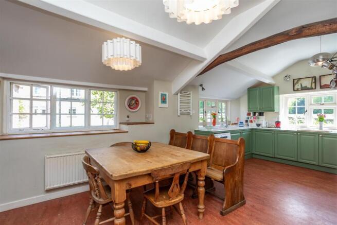 5 bed Detached for sale Image 11