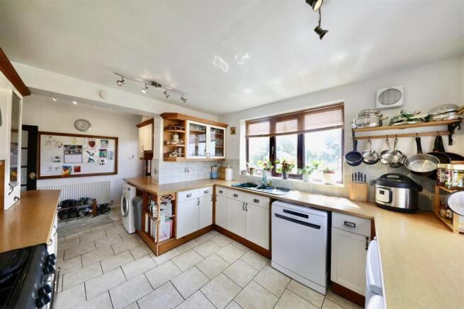 5 bed Semi-Detached for sale Image 9