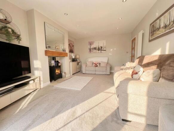 4 bed Semi-Detached for sale Image 3