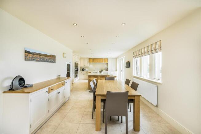 LIVING/DINING KITCHEN