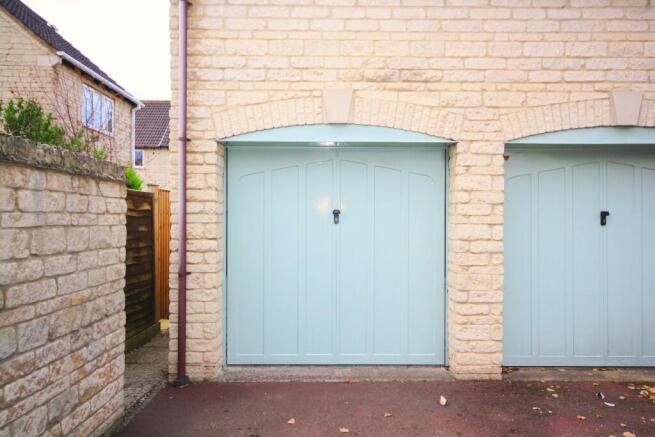18' Garage & Parking