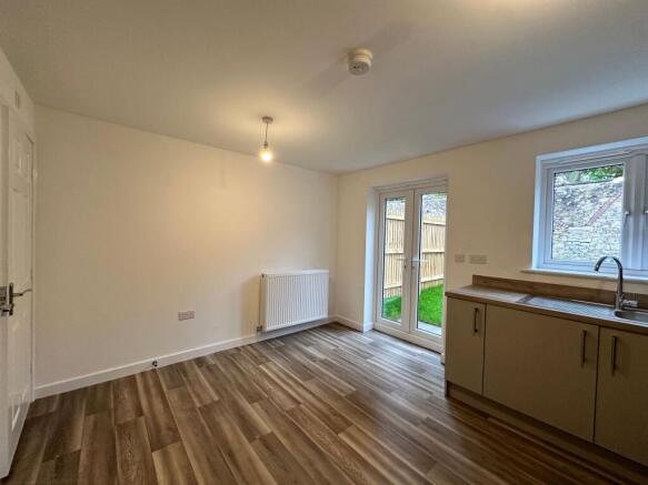 3 bed Semi-Detached to rent Image 5