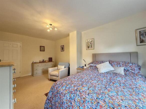 3 bed Semi-Detached for sale Image 11