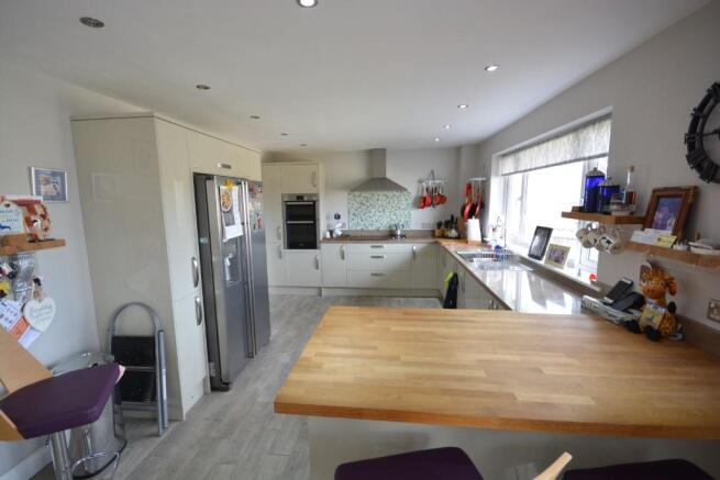 KITCHEN/DINING ROOM