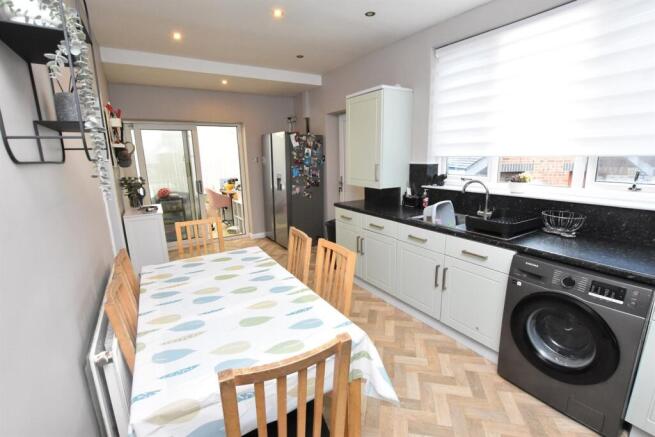 3 bed Semi-Detached for sale Image 4