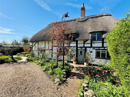 Lower Street, Quainton, Buckinghamshire .