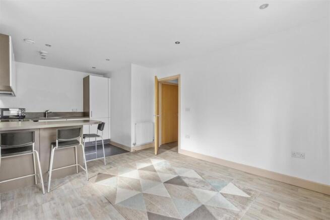 5 York House, Chequers Ave, HP11 1GP-8.jpg