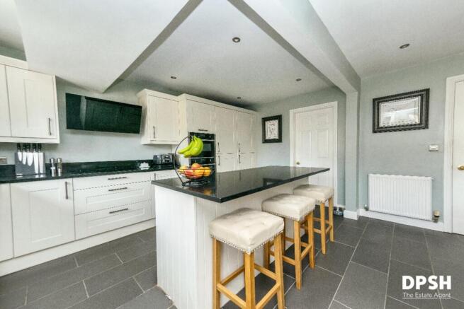 5 bed Detached for sale Image 7