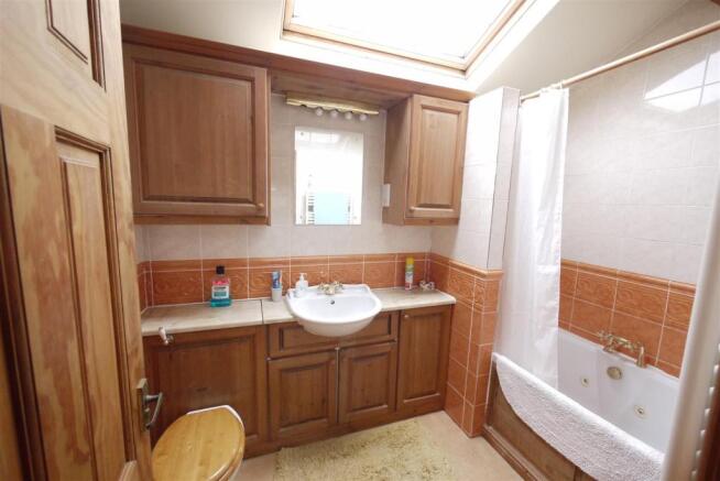 EN SUITE BATHROOM:-