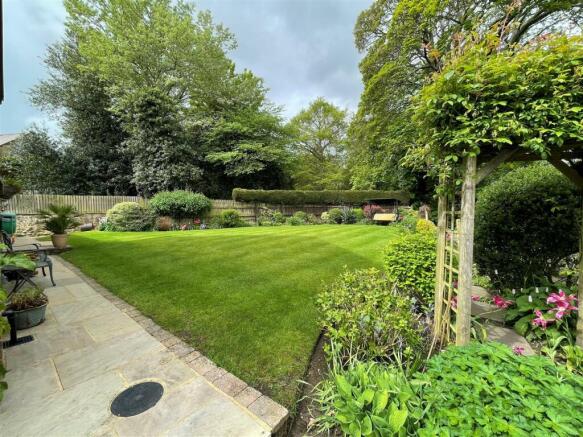 SIDE GARDEN