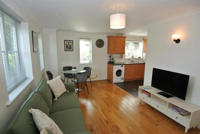 Lounge Diner TV 2.JPG