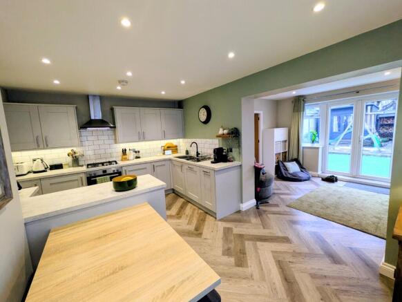 4 bed Detached for sale Image 11