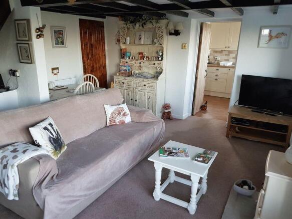 adj cottage lo...