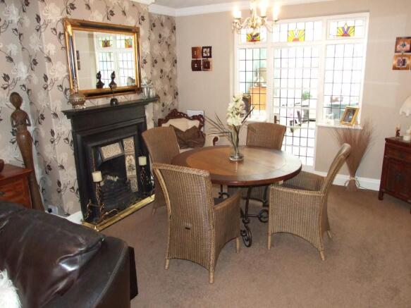 LOUNGE/DINING ROOM