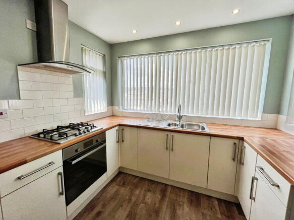 2 bed Semi-Detached Bungalow to rent Image 4
