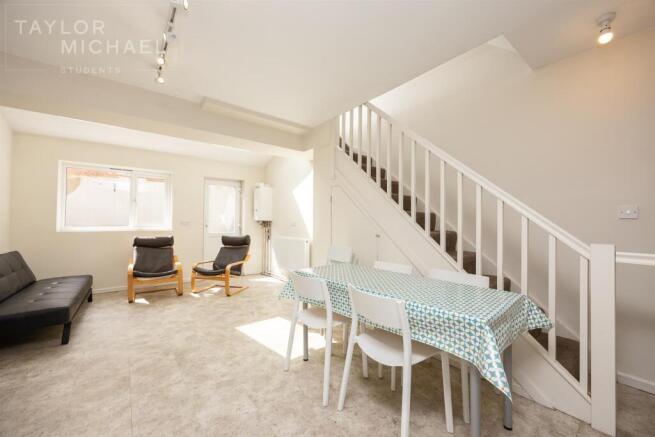 Livingroom/Dining Area