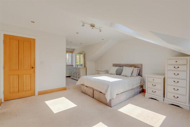 5 bed Detached for sale Image 10