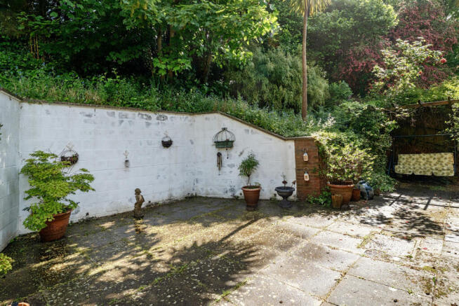 Hillbrook Rise, Farnham, GU9 photo 4