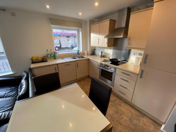 KITCHEN/DINING AREA