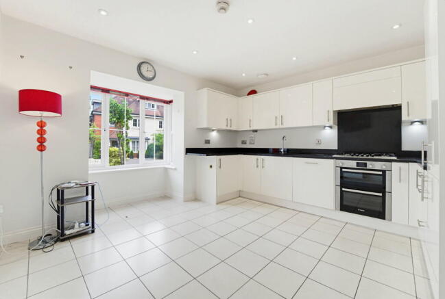Highfield Park, Row Town, KT15 photo 4