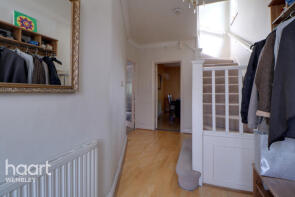 12, Queenscourt, Wembley HA9 7QU