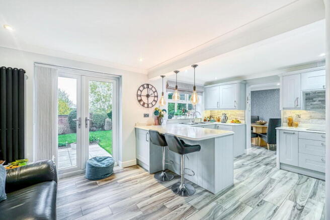 5 bed Detached for sale Image 5
