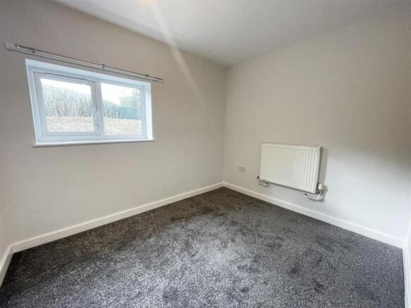 10 bed Detached to rent Image 9