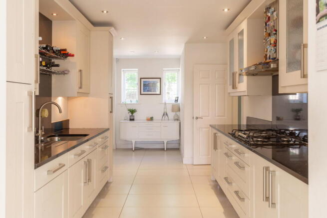 5 bed Detached for sale Image 5