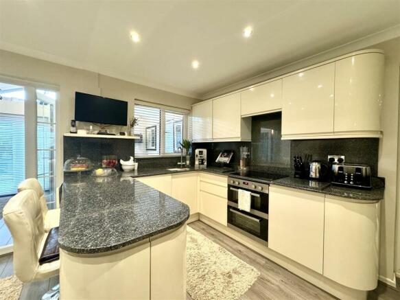 OPEN PLAN KITCHEN/BREAKFAST ROOM