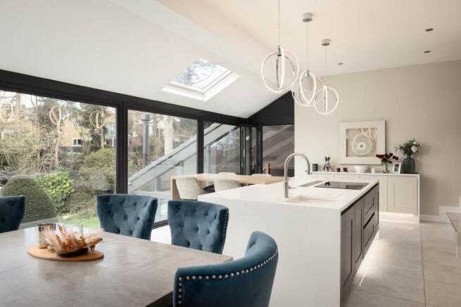 6 bed Detached for sale Image 7