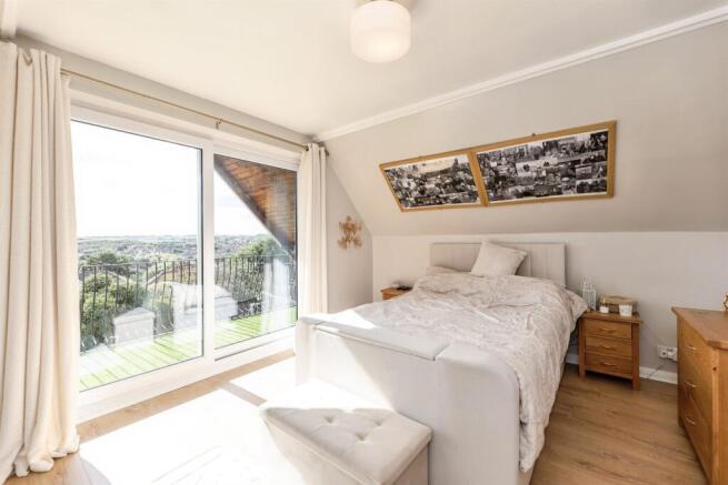 5 bed Detached for sale Image 9