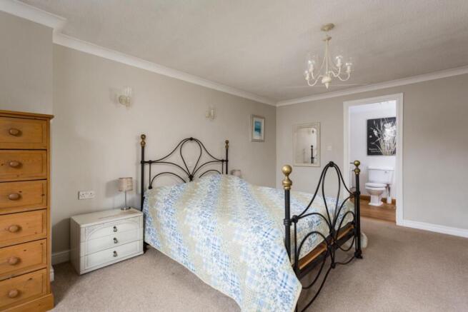 4 bed Detached for sale Image 10