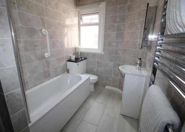 Park Rd, 50A, bathroom.JPG