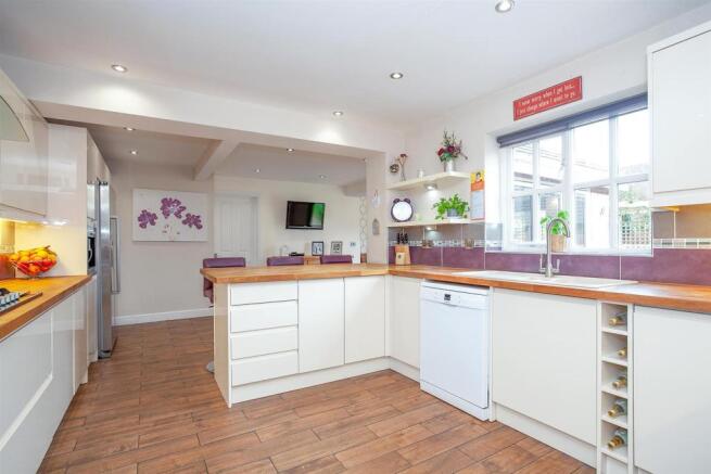 Kitchen 1.jpg