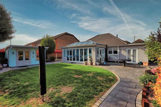 Great Berry Farm Chase, Langdon Hills, Basildon, Essex photo 4
